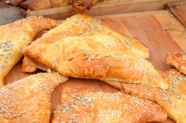 Ulusal Özbek samsa yemekleri samsa ahşap bir masa üzerinde. Özbek somsa et ile dolu bir geleneksel Ulusal yemektir