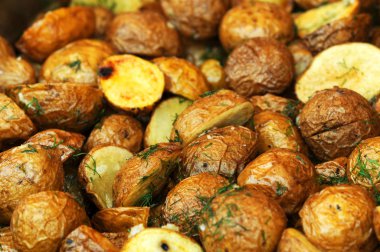 Fırında baharatlı patates plaka, closeup üzerinde. Kızartma patates ve sosis içinde belgili tanımlık geçmiş