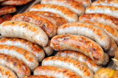 Taze sosis ve açık havada bir gaz barbekü ızgara sosis ızgara. Sosis ızgara closeup