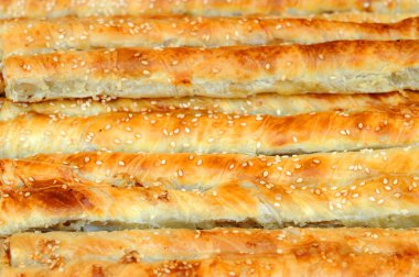 Puf böreği dolgu ile. Rollini brynza peynir ve ıspanak ile