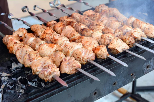 Shashlik mariné se préparant sur un barbecue au charbon de bois. Shashlik ou kebab Shish populaire en Europe de l'Est. Kebabs de bœuf rôti sur barbecue. Shashlyk (viande brochée ) — Photo