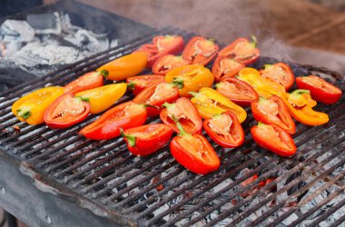 Kırmızı dolmalık biber kömür üzerinde hazırlanması. Bir Izgarada kırmızı biber. Közlenmiş Kırmızı biber.