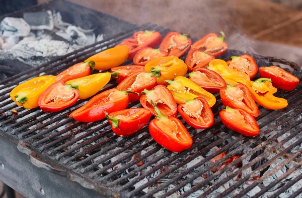 Kırmızı dolmalık biber kömür üzerinde hazırlanması. Bir Izgarada kırmızı biber. Közlenmiş Kırmızı biber.