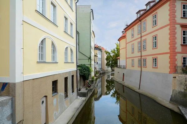 Rivière romantique Tchertovka à Prague connue sous le nom de Petite Prague Venise — Photo