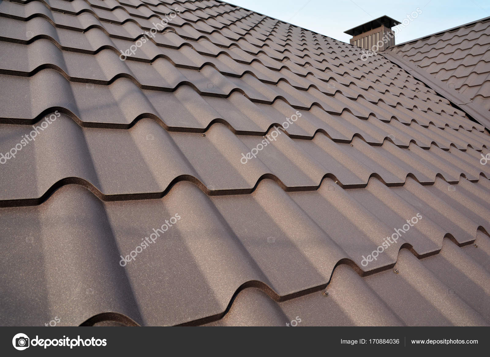 Metalldachkonstruktion vor blauem Himmel. Dachmaterialien