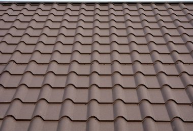 Çatı kaplama malzemeleri. Metal ev çatı. Closeup House İnşaat yapı malzemeleri. Çatı inşaat.