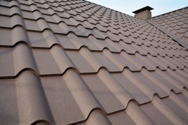 Metal çatı inşaat mavi gökyüzü karşı. Çatı kaplama malzemeleri. Metal ev çatı. Closeup House İnşaat yapı malzemeleri. Çatı inşaat. Eş eksenli boru sistemi ev koaksiyel baca boru Isıtma.