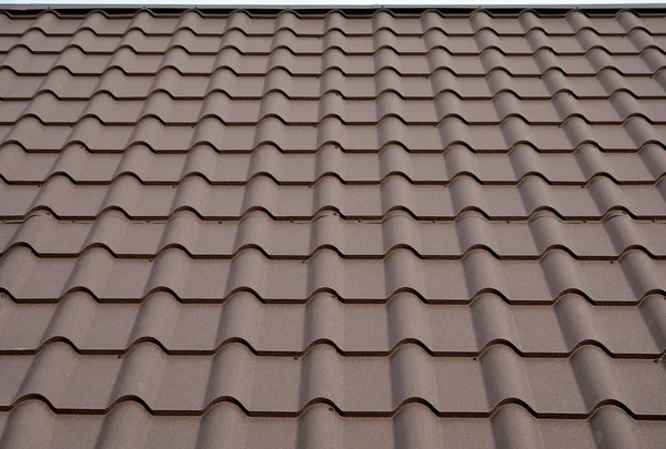 屋根材。金属屋根。クローズ アップ住宅建設建築材料。屋根工事. — ストック写真