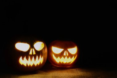 Korkunç Halloween pumpkins siyah bir arka plan. Korkunç parlayan kabaklar yüzler.