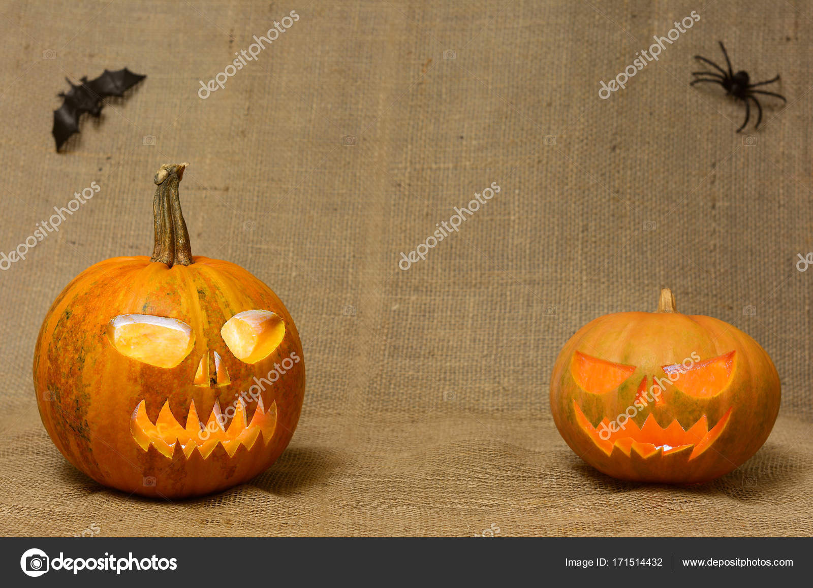 怖い光るカボチャ顔 怖いハロウィーンのパンプキンズ黄麻布の背景に分離 ストック写真 C Cherokee4