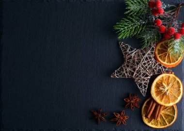 Gri bir arka plan üzerinde Noel süsleri. Noel arka plan ve metin için yer.