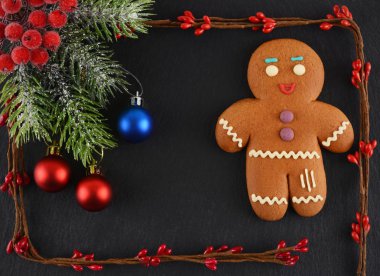 Koyu arka plan üzerinde yatan zencefilli kurabiye adam. Noel ve yeni yıl kompozisyon. Noel kartı.