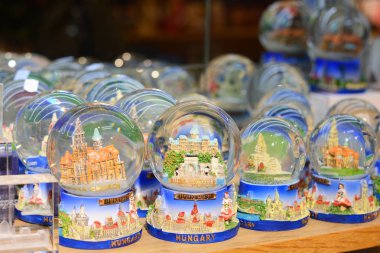 Budapeşte, Macaristan - 21 Aralık 2017: Noel Snow Globe Hatıra Budapeşte. Kar içinde şeffaf Noel top.