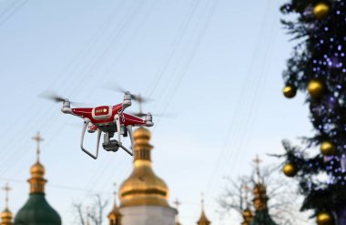 Noel ağacı arka plan üzerinde robot. Quadcopter yılbaşı video çekimleri