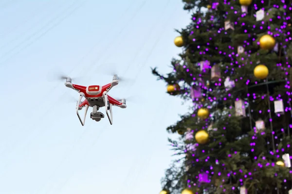 Drone Sur Fond Sapin Noël Quadcopter Tourne Vidéo Nouvel — Photo