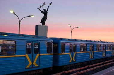 Kiev, Ukrayna - 10 Ocak 2018: Kiev metro istasyonu Dnipro. Metro treninin gökyüzü karşı. Metroda çalışacak insanlar