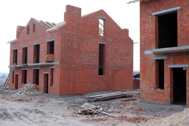 Bitmemiş tuğla ev yapımı, hala yapım aşamasında. Bitmemiş çatı yapım aşamasında.