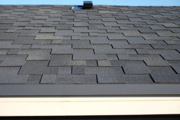アスファルト屋根の鉄片背景のビューを閉じます 屋根の帯状疱疹 屋根します 瀝青タイル屋根 — ストック写真