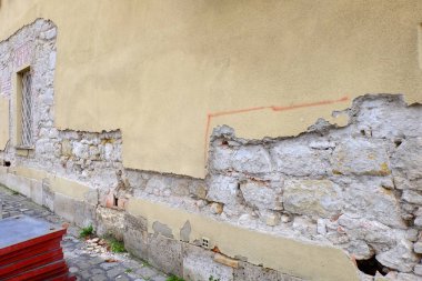 Eski duvar restorasyonu. Eski bir bina restorasyonu. Yerine eski alçı