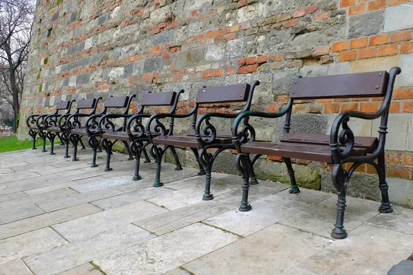 Bank Auf Der Straße Entlang Der Alten Ziegelmauer — Stockfoto