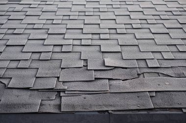 Zona çatı hasar frost ile kapalı. Asfalt çatı Zona arka plan üzerinde görünümü kapatın. Çatı kaplama çatı Zona-. 