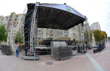 Ukrayna - Oktober 1, 2017: İşçi kentin günü kutlama için sahne montajı