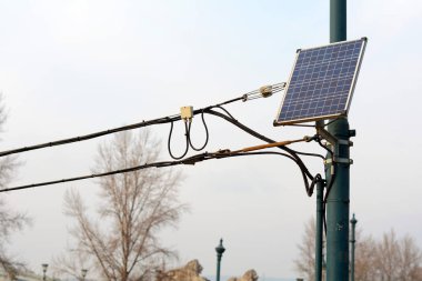 Güneş paneli veya mavi gökyüzü ile güneş pili