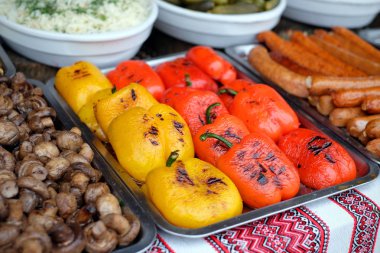Izgara kavrulmuş tatlı biber tabağa aittir.