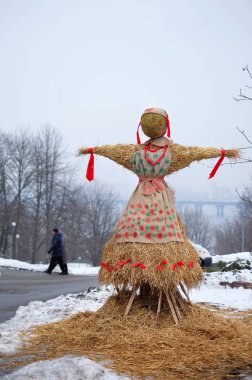 Büyük hasır bebek Shrovetide - krep hafta sembolü.