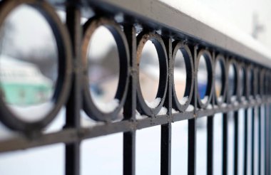 Dekoratif metal çit yakın çekim.