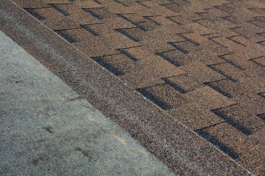 Asfalt asfalt çatı Zona Yükleme görünümü kadar kapatın. 