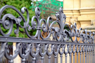 Güzel dekoratif dökme metal parmaklıklar ve sanatsal demirler. Demir parmaklıklar yakın..