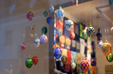 Dekoratif yumurta bir sürü görünümünü. Paskalya kutlamaları.