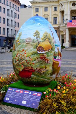 Bratislava, Slovakya, Mart - 25, 2018: Görünümünü büyük dekoratif yumurta. Paskalya kutlamaları.