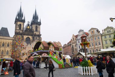 Prague, Çek Cumhuriyeti - 26 Mart 2018: Eski Şehir Meydanı Paskalya kutlamaları. Tyn kiliseyle görüntülemek