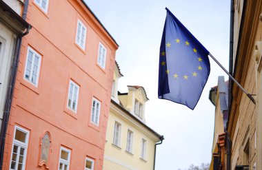 Binanın önündeki Avrupa bayrağı