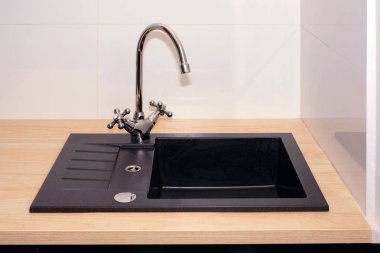 Modern bir dairede mutfak evye ve su dokunun. Ev aletleri