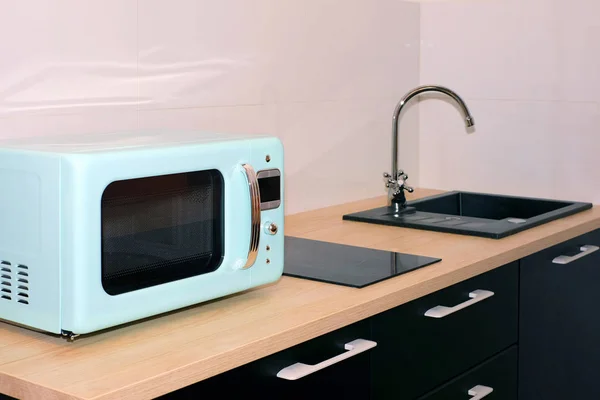 Νεροχύτης Κουζίνας Και Νερό Βρύσης Στην Κουζίνα Ένα Μοντέρνο Διαμέρισμα — Φωτογραφία Αρχείου
