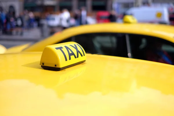 Zeichen Taxi Nahaufnahme Auf Stadt Hintergrund — Stockfoto