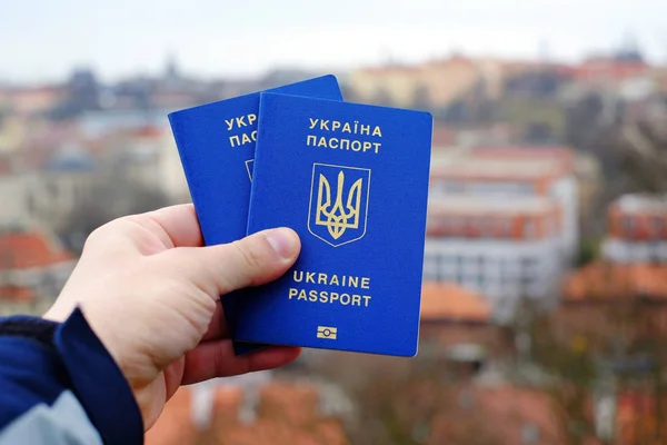 Novo Passaporte Biométrico Azul Ucraniano Com Chip Identificação Fundo Cidade — Fotografia de Stock