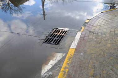 Yollar kötü tamiri. Yağmur sonrası kanalizasyon su tahliye yok