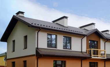 Metal çatı, yağmur oluk ve balkon ile yeni yazlık ev. Baca ve havalandırma sistemi