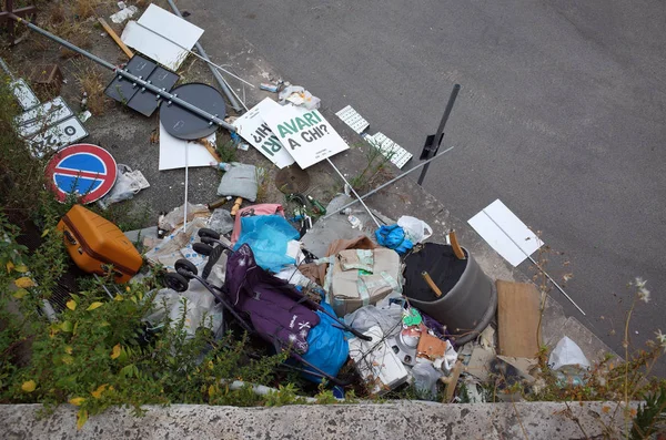 Roma Itália Junho 2019 Sacos Plástico Garrafas Vazias Vários Lixo — Fotografia de Stock