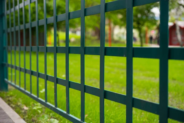 Nieuw Modern Groen Metalen Hek Het Park — Stockfoto