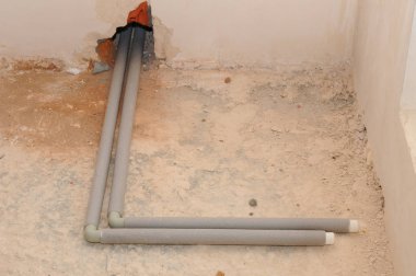 Radyatörü ısıtmak için boru bağlantıları.