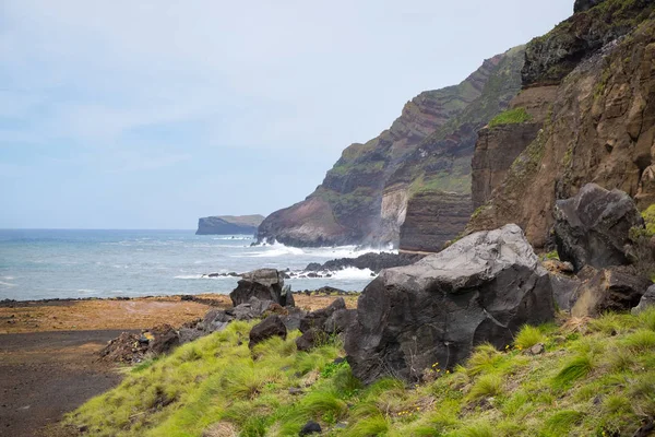 Pedras Pedras Perto Mar Oceano Tempestuoso Bela Paisagem — Fotografia de Stock