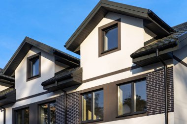 Kasaba inşaat halinde. Apartman binaları arka planda.