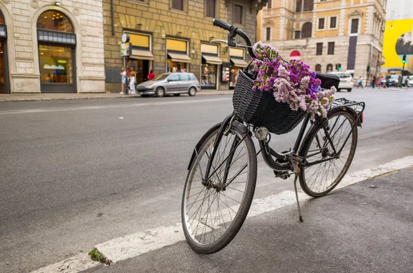 Велосипед Цветами Улице Риме — стоковое фото