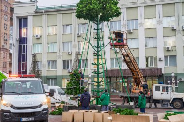 Irpin, Ukrayna - 10 Aralık 2019: İşçiler şehrin ana Noel ağacını kurdular.