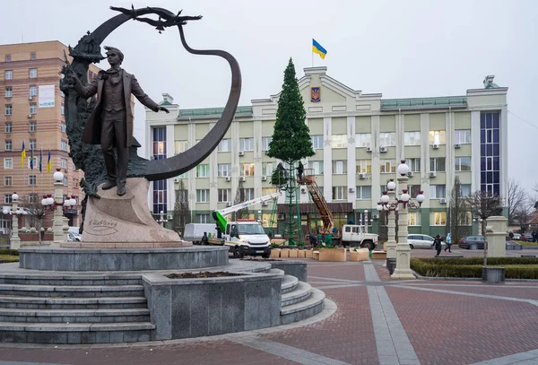 Irpin Ukraine December 2019 Workers Install City Main Christmas Tree — Stock Photo, Image